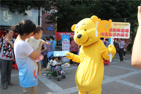 5月29日，梧州市婦幼保健院到潘塘公園參與衛(wèi)生系統(tǒng)開展的世界無煙日宣傳活動，該院醫(yī)務人員扮成可愛的卡通造型，呼吁市民為孩