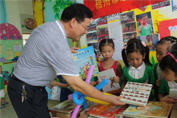 梧州市總工會黨組書記、常務(wù)副主席朱明勝在梧州市總工會到梧州高新區(qū)雙語實驗學(xué)校開展關(guān)愛農(nóng)民工留守活動中為孩子們送上學(xué)習(xí)用具