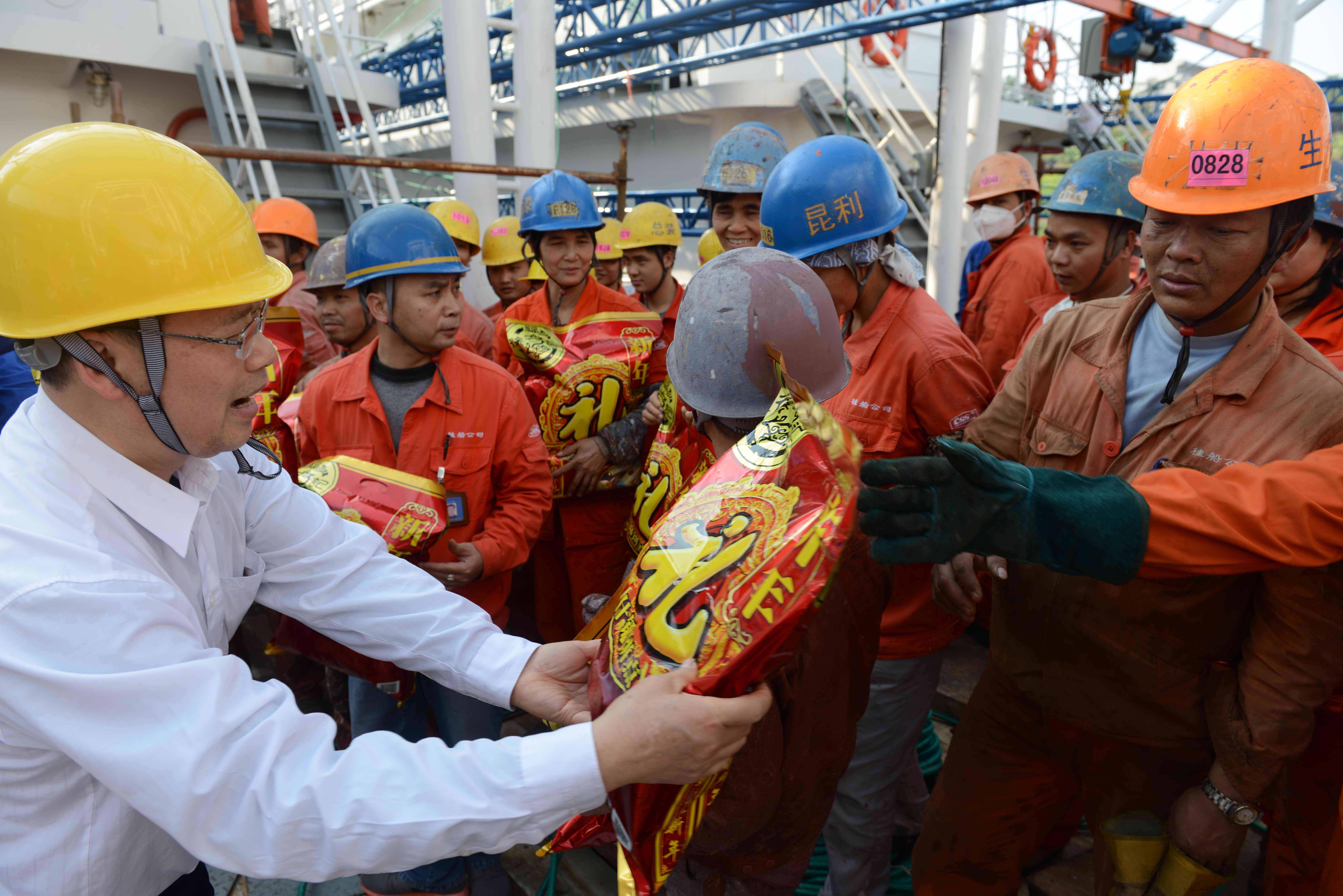 梧州市總工會黨組書記、常務副主席朱明勝為一線職工贈送新春禮包.jpg