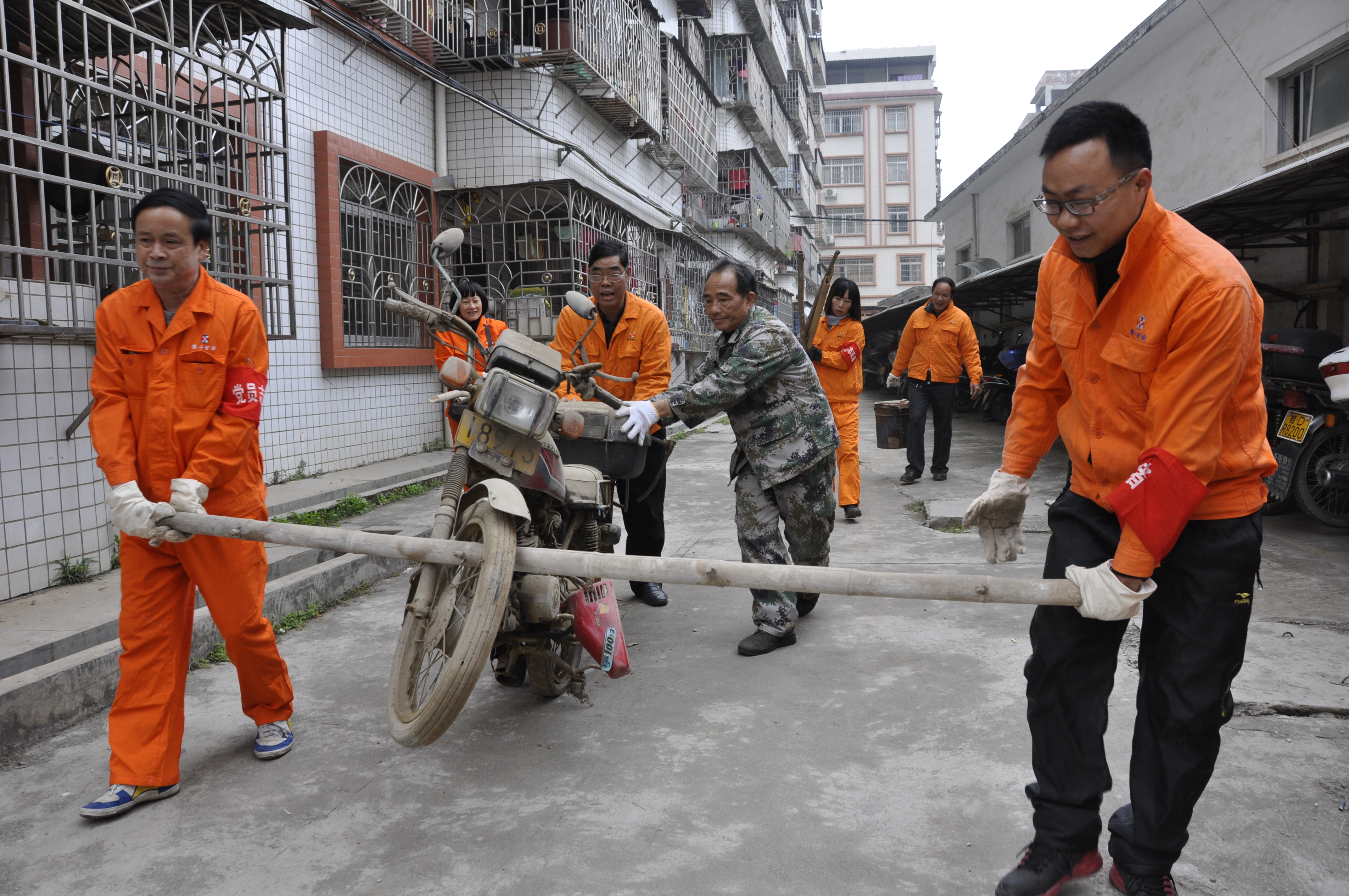 佛子公司開展清理廢舊摩托車、自行車、生活垃圾志愿者服務活動
