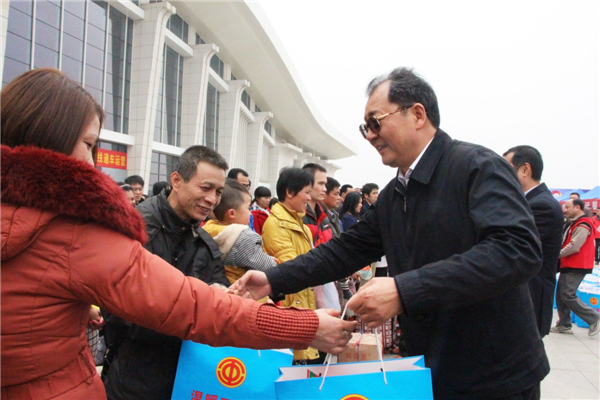 自治區(qū)人大常委會副主任、總工會主席王躍飛為返鄉(xiāng)農(nóng)民工贈送新春大禮包.jpg