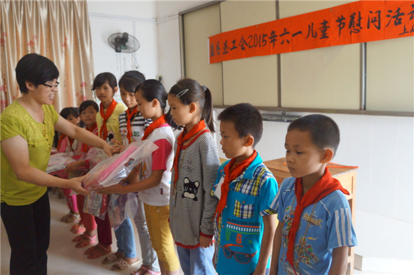 藤縣總工會宋伙坤書記為東榮上峽村小學(xué)生送上節(jié)日禮物.jpg