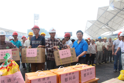 市總工會黨組書記、常務副主席為在建體育場農(nóng)民工送清涼