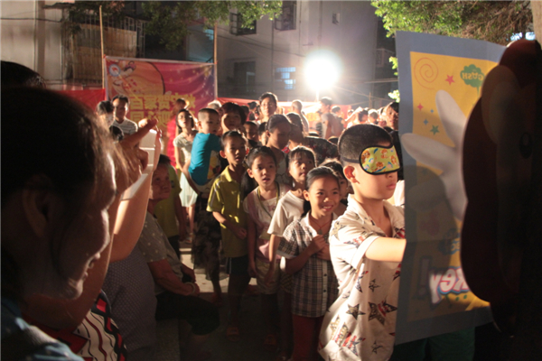 在中秋節(jié)來臨之際，為進一步拓展&ldquo;雙報到&rdquo;活動，踐行&ldquo;兩學(xué)一做&rdquo;學(xué)習(xí)教育，關(guān)愛社區(qū)職工群眾，營造歡樂祥和的節(jié)日氛圍，梧州市