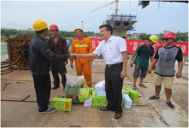 藤縣人大副主任、總工會(huì)主席陳淼東在衫花根大橋建設(shè)工地開展&ldquo;夏送清涼&rdquo;慰問(wèn)活動(dòng).jpg