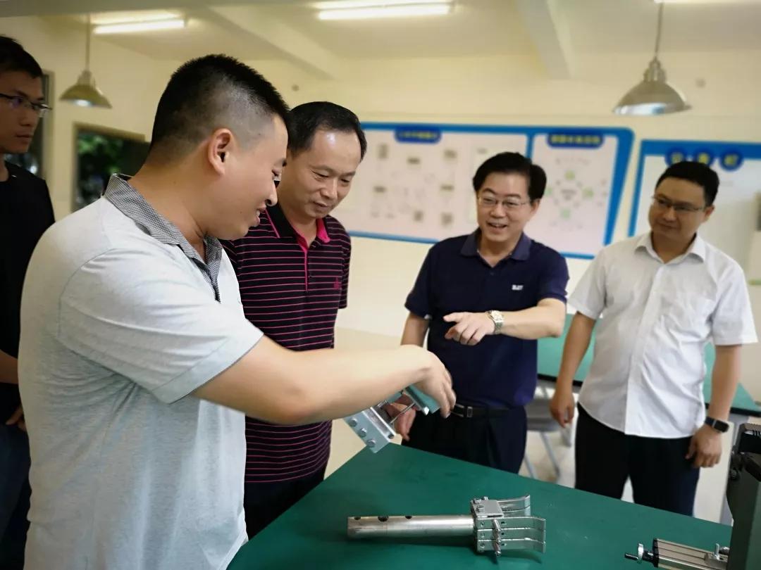 發(fā)揮勞模示范效應(yīng) 打造過(guò)硬技術(shù)團(tuán)隊(duì)