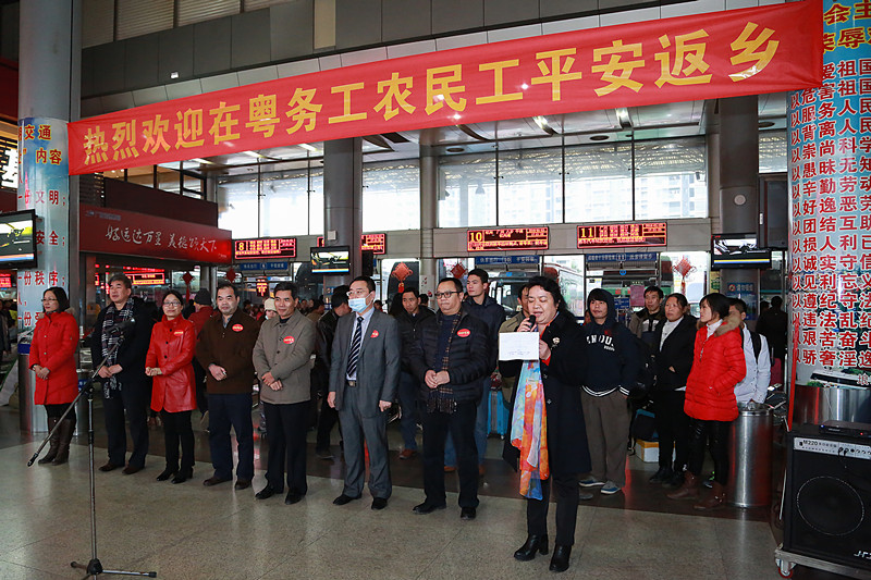 溫暖回家路：桂籍在粵務工農(nóng)民工免費乘大巴車返鄉(xiāng)