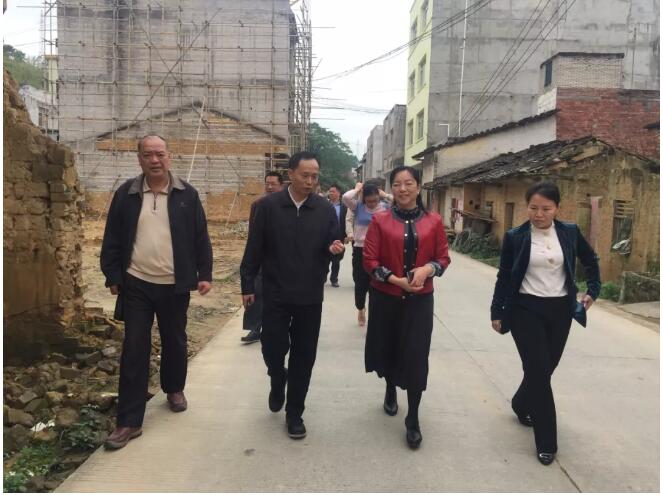 市總工會(huì)黨組書記、常務(wù)副主席梁耀忠到掛點(diǎn)幫扶村調(diào)研