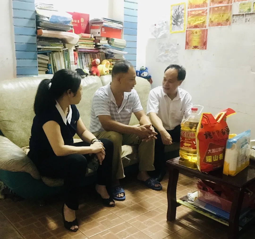 節(jié)日慰問暖人心，結(jié)對幫扶情誼真