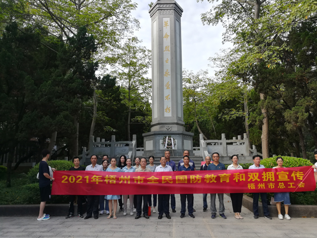 瞻仰烈士紀(jì)念碑，在緬懷烈士中提升國(guó)防意識(shí)