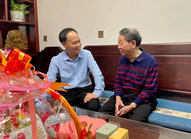 秋意濃，情意真，重陽(yáng)慰問(wèn)暖人心