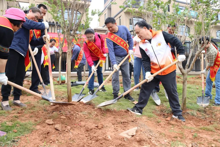 弘揚勞模精神、勞動精神、工匠精神！梧州勞模工匠義務(wù)植樹迎“五一”