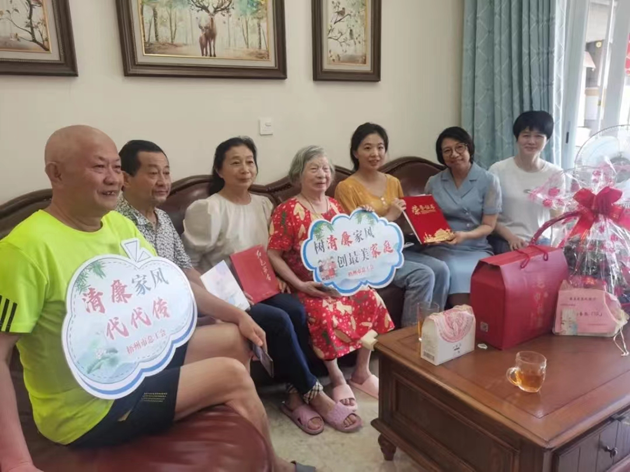 廉潔到訪 送禮到家——市總工會等部門開展“禮遇最美家庭 弘揚清廉家風(fēng)”活動