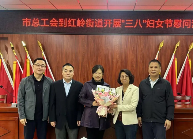 “花”樣過(guò)節(jié)，綻放巾幗芳華系列（三）丨市總工會(huì)開(kāi)展巾幗勞模工匠走訪(fǎng)慰問(wèn)活動(dòng)