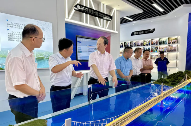 送清涼到工地 “娘家人”在護(hù)航 | 梧州市總工會(huì)走進(jìn)蒼容潯江大橋項(xiàng)目工地開展送清涼活動(dòng)