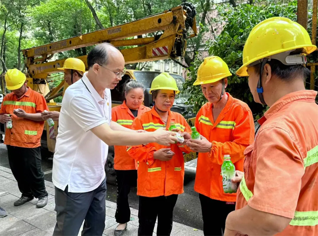 清涼驅(qū)暑熱，關(guān)懷沁人心丨梧州市總工會(huì)與愛(ài)心企業(yè)為艱苦崗位一線職工送清涼