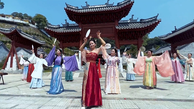 聽(tīng)，梧州學(xué)院的教職工演繹《禮儀之邦》向祖國(guó)73周年華誕獻(xiàn)禮