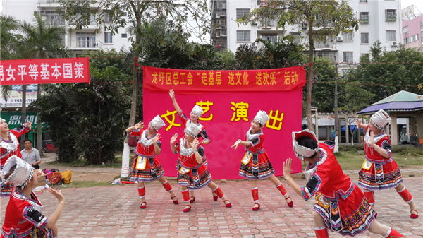 為豐富廣大職工群眾的精神文化生活，營造歡樂祥和的節(jié)日氣氛，2015年春節(jié)期間龍圩區(qū)總工會深入開展&ldquo;走基層 送文化 送歡樂