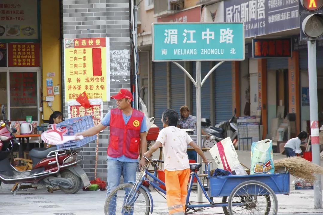 蒙山縣總工會(huì)開(kāi)展文明交通勸導(dǎo)志愿服務(wù)活動(dòng)