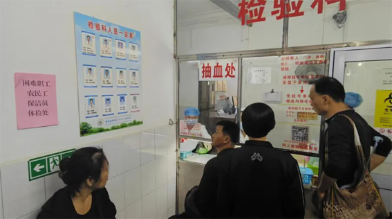 龍圩區(qū)總工會為困難職工、農(nóng)民工等群體人員開展免費體檢活動