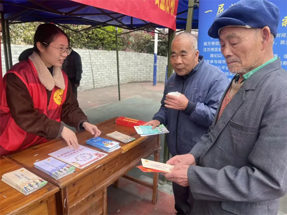 萬秀區(qū)總工會開展春節(jié)“送萬福、進(jìn)萬家” 公益活動