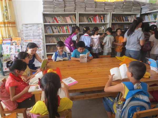 從５月下旬至６月中旬，藤縣金雞鎮(zhèn)婦聯(lián)、文化站等單位在今年&ldquo;六一&rdquo;前后聯(lián)合開(kāi)展&ldquo;每天半小時(shí)，書相伴成長(zhǎng)&rdquo;活動(dòng)，發(fā)動(dòng)巾幗志愿